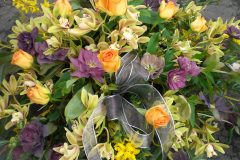 Gesteck-mit-Lenzrosen-4-10-3-scaled