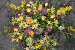 Gesteck-mit-Lenzrosen-4-10-4-scaled