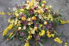 Gesteck-mit-Lenzrosen-4-10-scaled