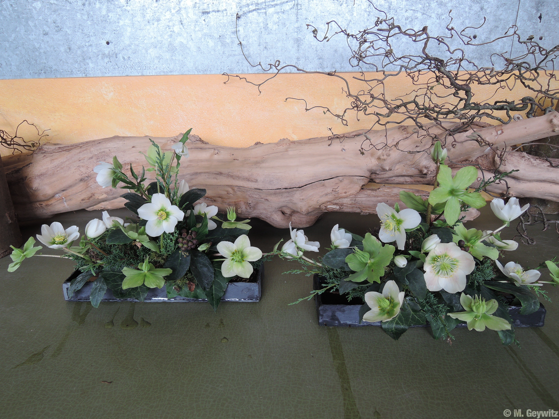 Gesteck vor Baum